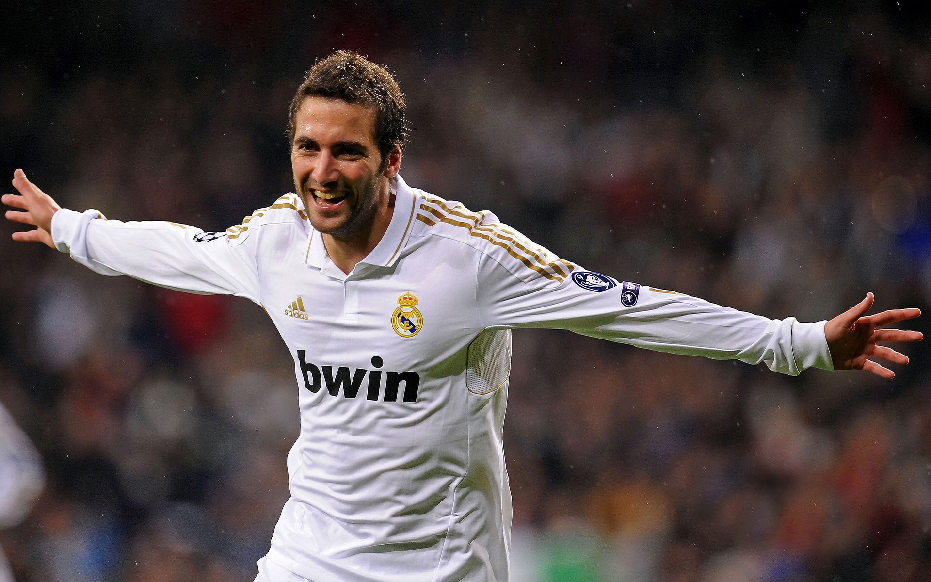 现场氛围：球迷互动带来的火热气氛，足球球迷现场